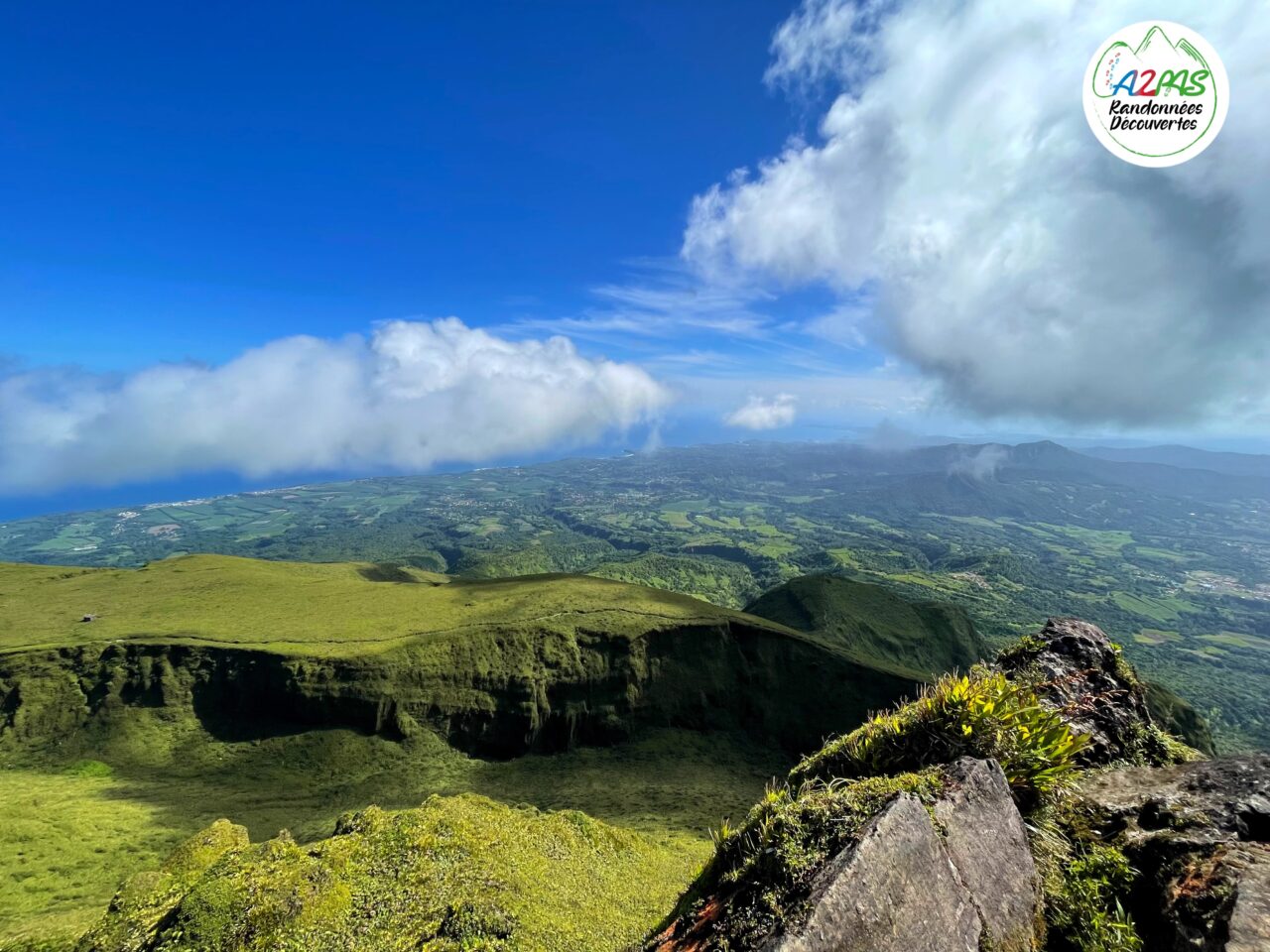 randonnee-volcan-de-la-montagne-pelee-martinique-avec-une-guide-de-randonnee-professionnelle-jusquau-chinois-vue-sur-la-caldeira